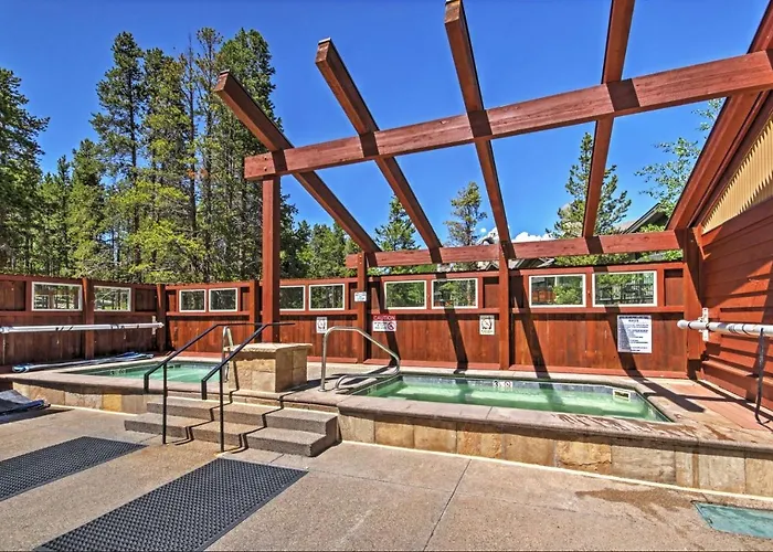Ski-In Breck Condo Walk To Shops And Restaurants!